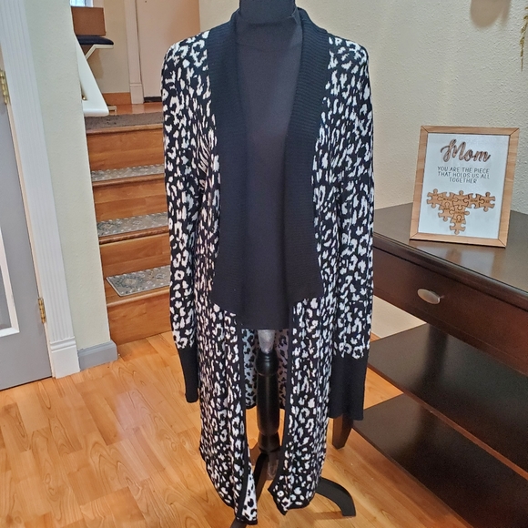 Question by say what Long black/white sweater with black trim - Picture 3 of 11